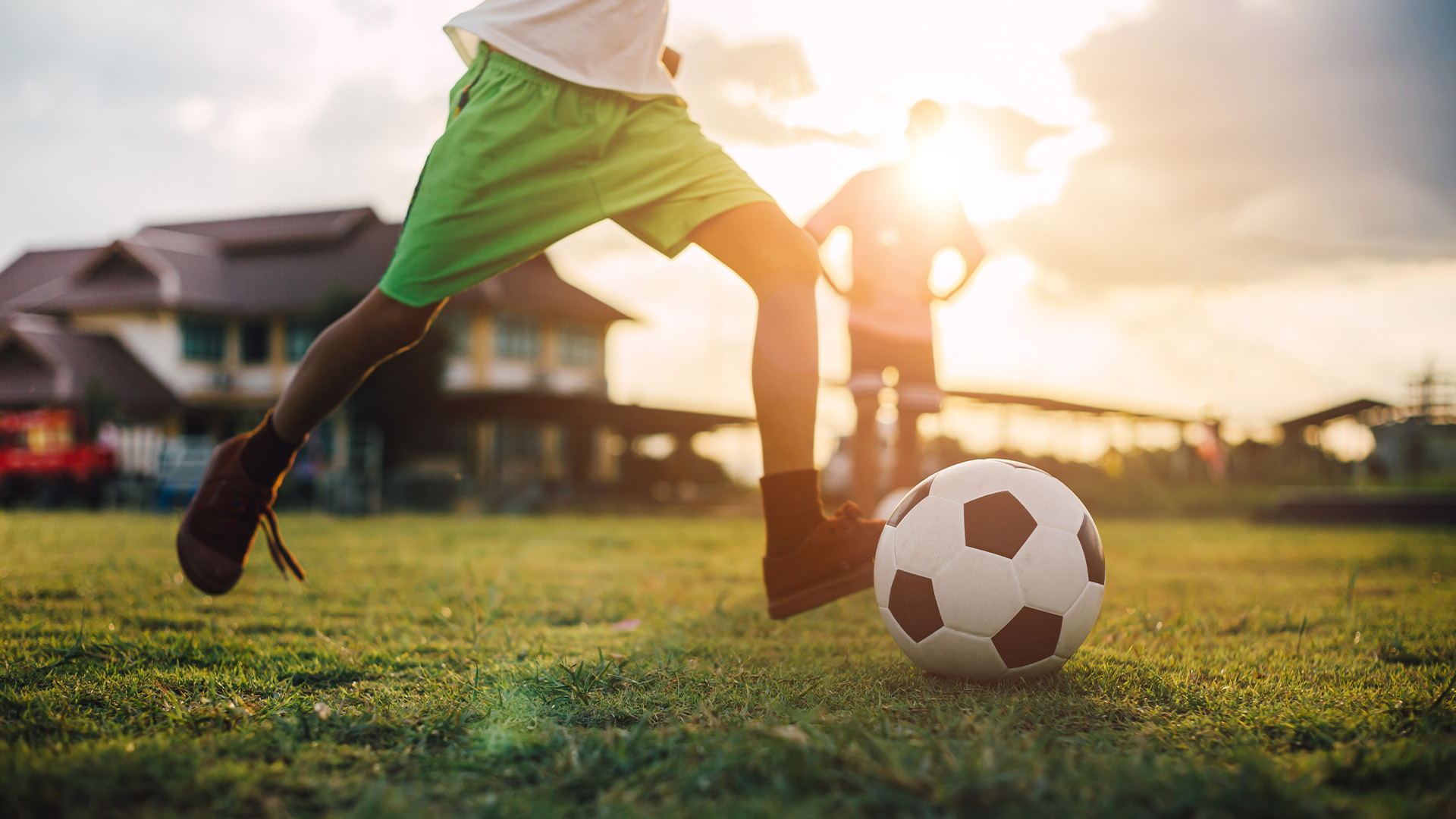 auf dem grünen Feld Fußball spielen