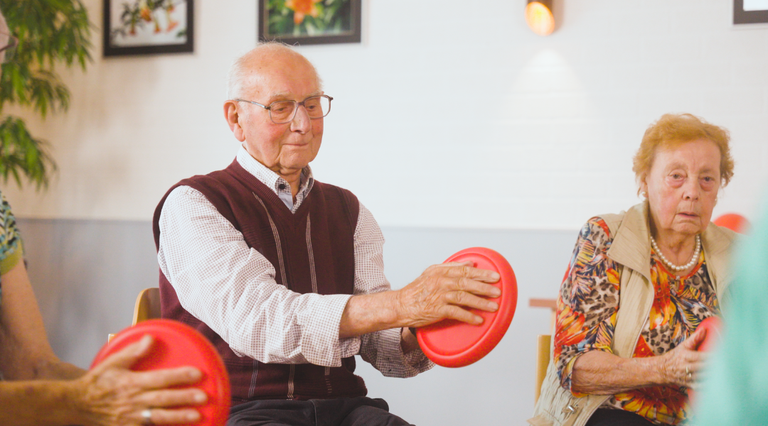 Ouderen met sport en spel materiaal