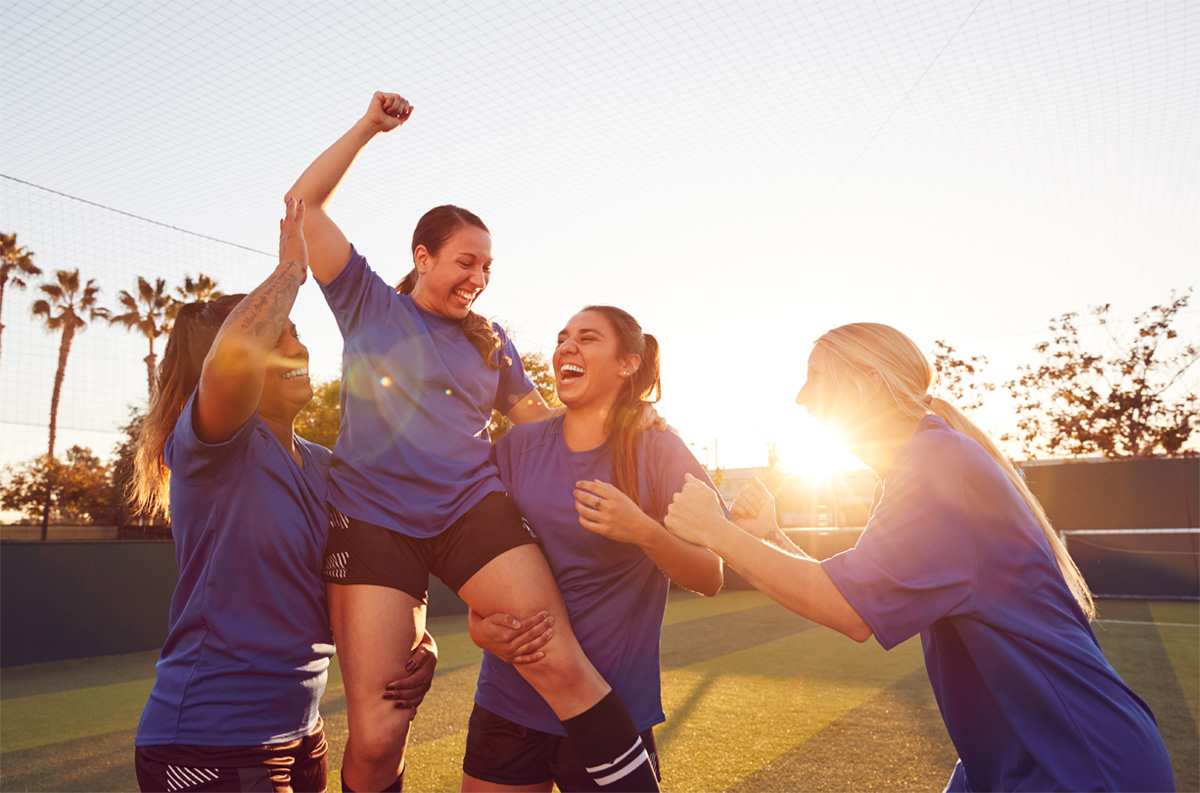 Mädchen, die Fußball spielen, feiern ihren Sieg.